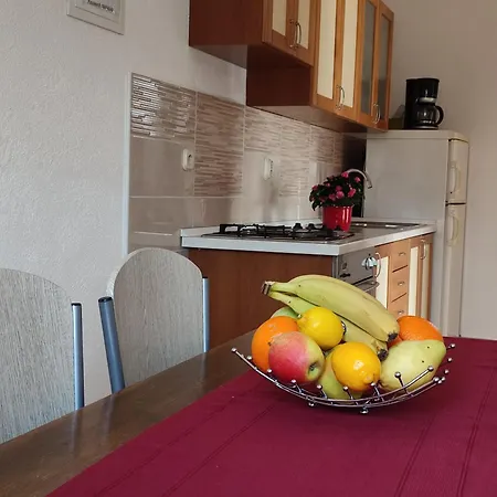 Nives פאקוסטאן