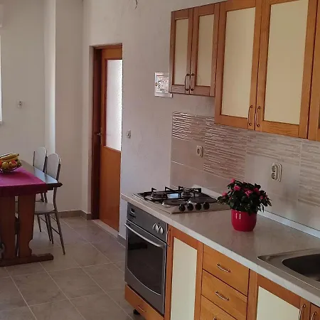 Nives Pakoštane